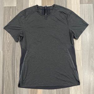 Lululemon workout shirt polyester never worn no tags medium